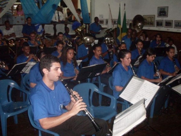 Banda em formação durante apresentação
