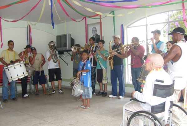 Visitação — alunos tocando instrumentos